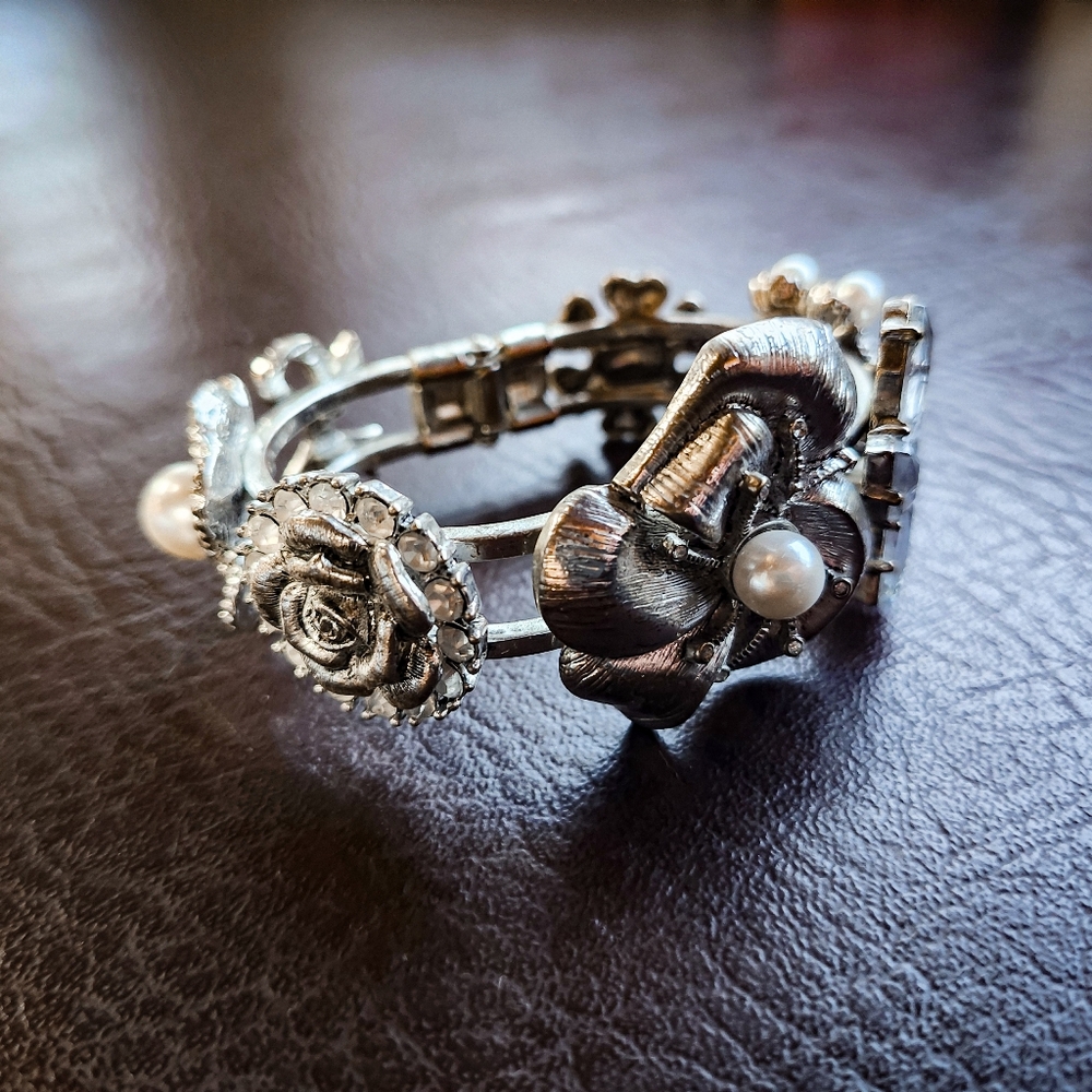 Vintage Style Charm Bracelet Floral Pearl Rhinestone Silver Tone Romantic - Picture 7 of 7